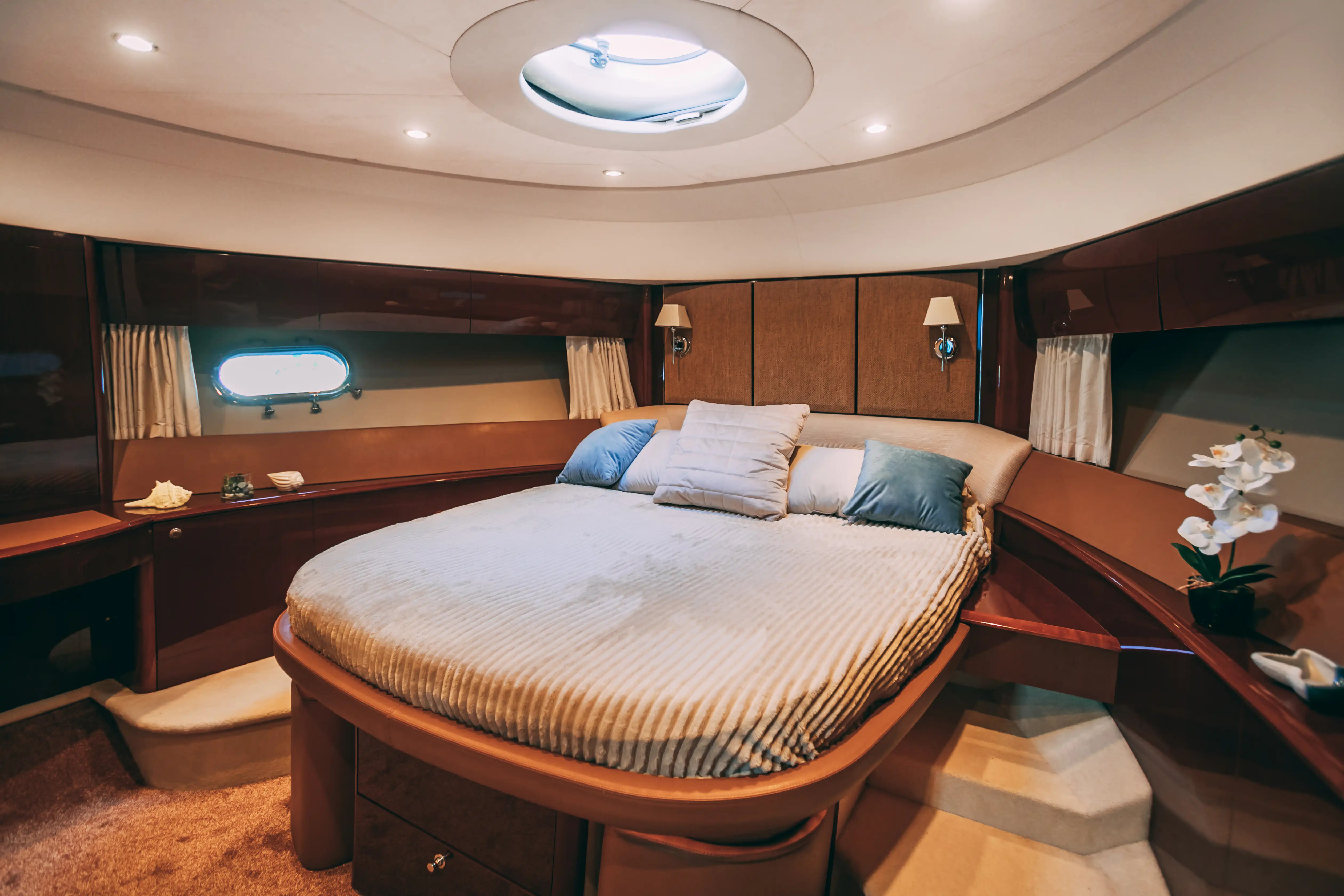Яхта Princess 68